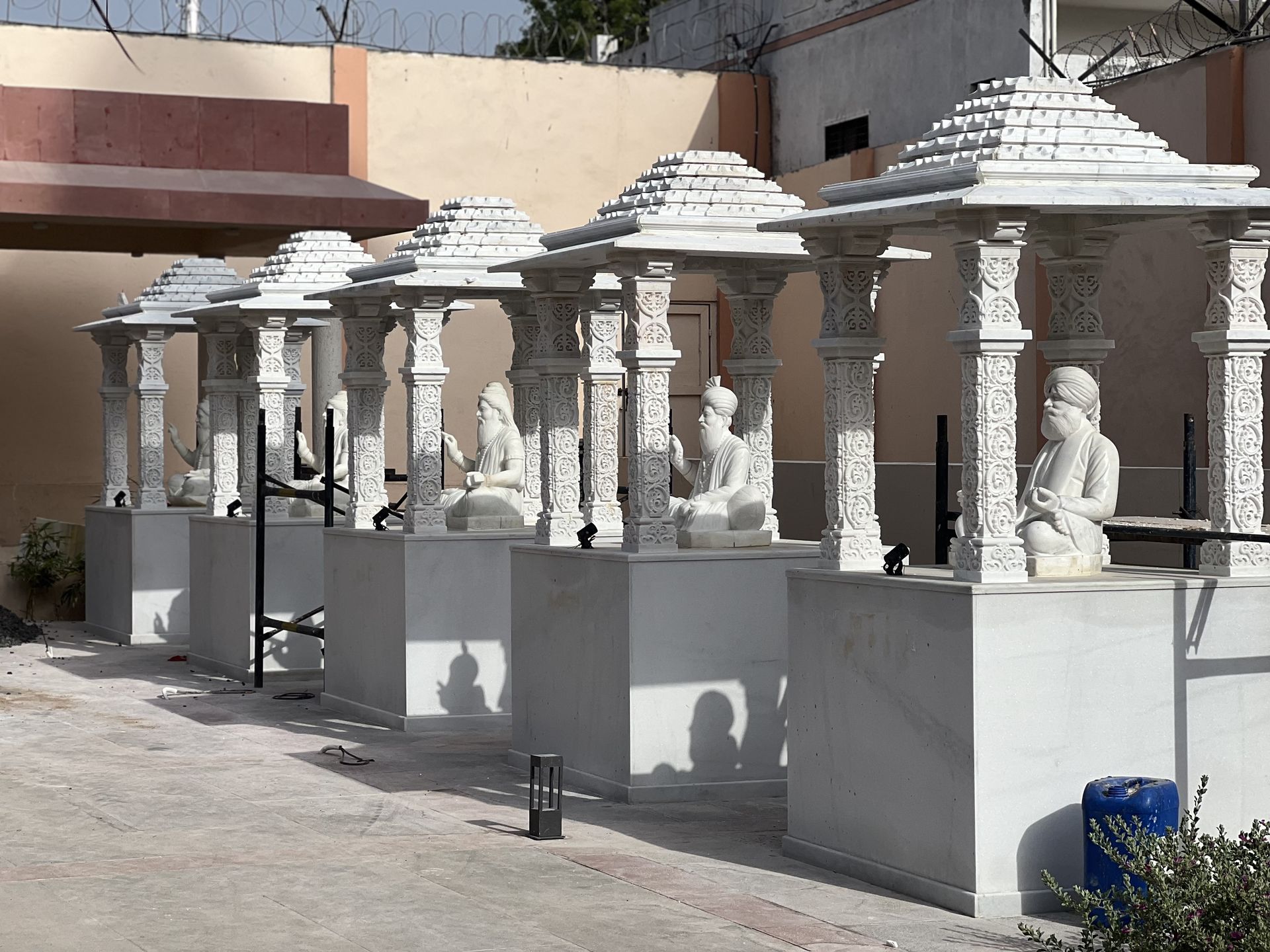 Monumental sculpture and symmetry