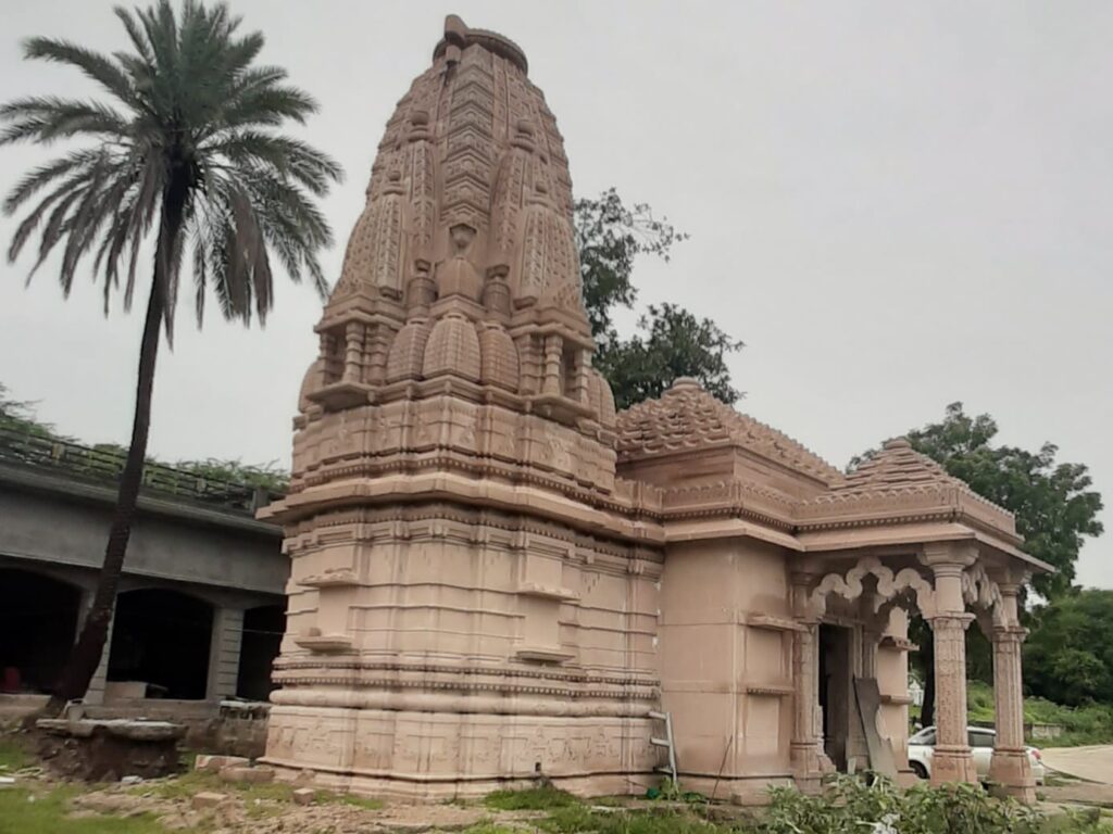 Shivlinga as the central deity Nandi idol placed in front of the temple Garbhagriha (Sanctum Sanctorum) with elaborate carvings Mandapa (Pillared Hall) for devotees Stone sculptures of various Shiva-related deities, like Parvati, Ganesha, and Kartikeya Rich exterior carvings with mythological stories, gods, and symbolic elements.